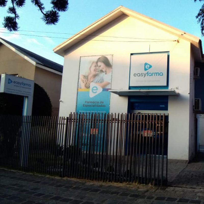 Fachada da Farmácia de Especialidades Easyfarma, no Batel.